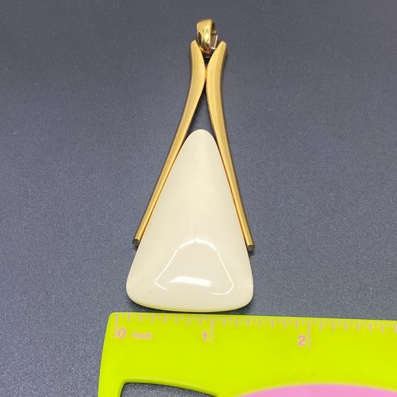 Signed Crown Trifari Resin Cream Triangle Gold Tone Pendant Modernist Vintage - Picture 5 of 8